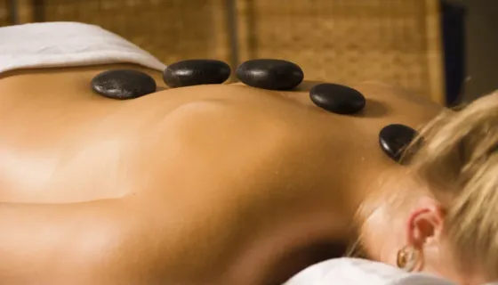 Hot stone massage med varma lavastenar hos MB Massageterapi i Halmstad